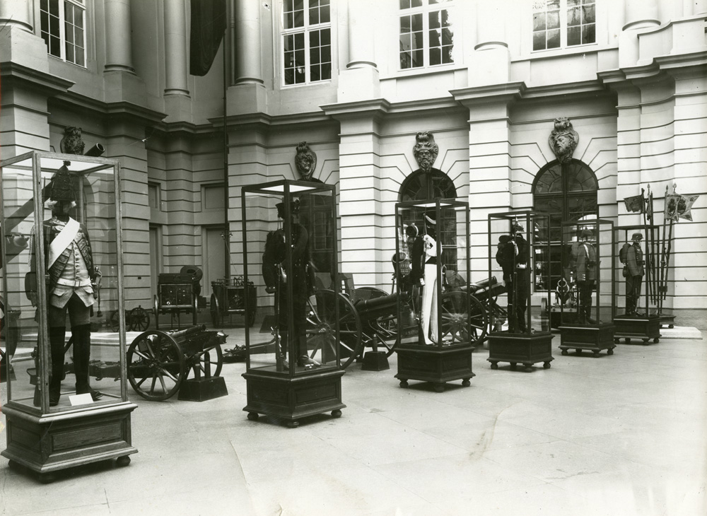 Uniform-Ausstellung im Schlüterhof 1933/1939